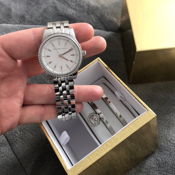 Michael Kors watch and 2 bracelet set - Picture 2 of 4